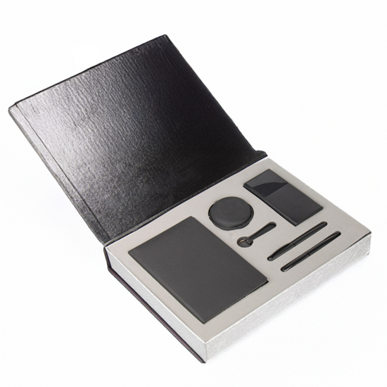 VIP Promosyon Hediye Seti - Defter, Powerbank, Kalemler, Şarj Kablosu ve Anahtarlık VIP promosyon hediye seti, defter, powerbank, roller kalem, tükenmez kalem, şarj kablosu ve anahtarlık içeren özel kutulu kurumsal hediye